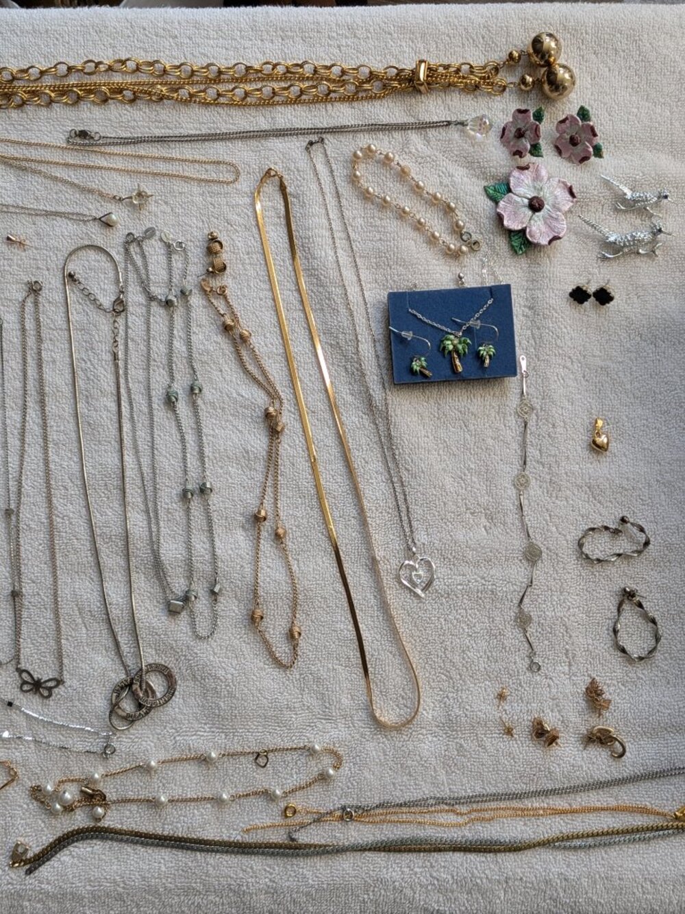 LOT OF VINTAGE & MODERN COSTUME JEWELRY AND JEWELRY BOXES! OVER 100 PIECES! - Picture 4 of 12